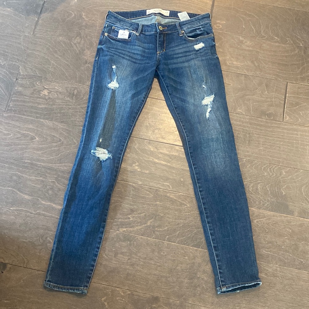NWOT Abercrombie & Fitch mid rise destructed skinnies size 26